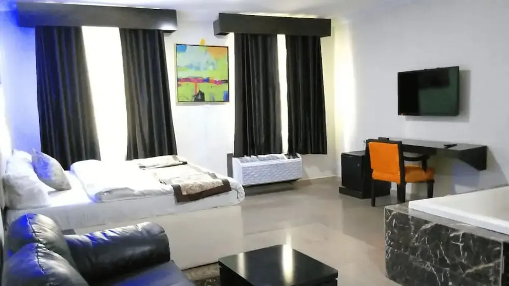 Great Western Hotel and Suites