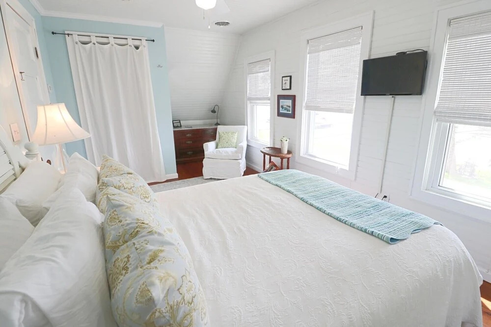 3723 Pleasant Ave. 3 Bedroom Home by RedAwning