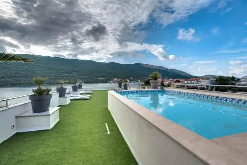 Holidays Roko - Sea View Apartments with Pool