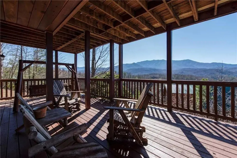 Majestic Point Lodge 5 Bedroom Mountain View Home with Hot Tub