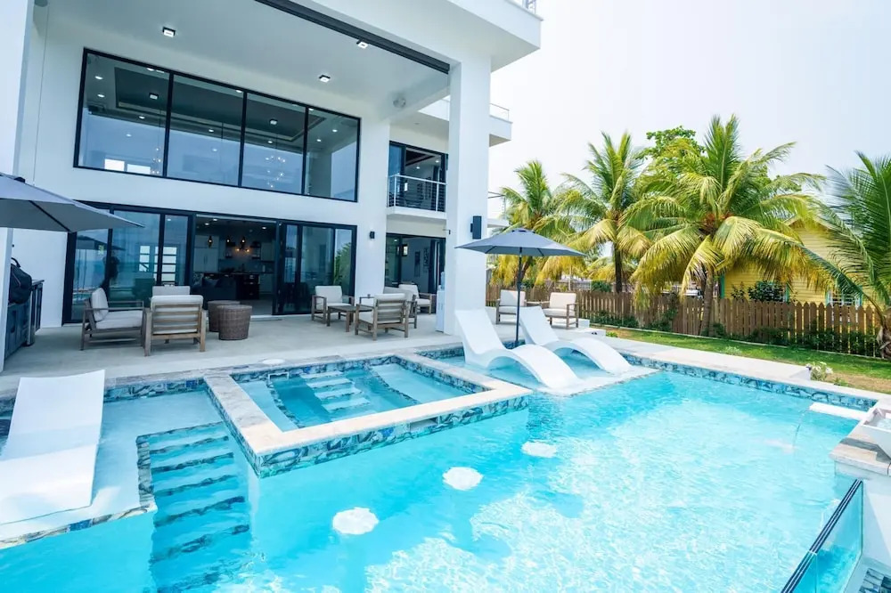 Sand Castle Vista - Spacious 4-Bed Villa in Placencia Village w Pool