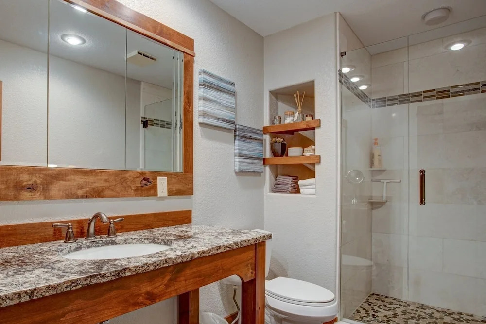 Stunning W/ Hot Tub & Expansive Deck 4 Bedroom Home