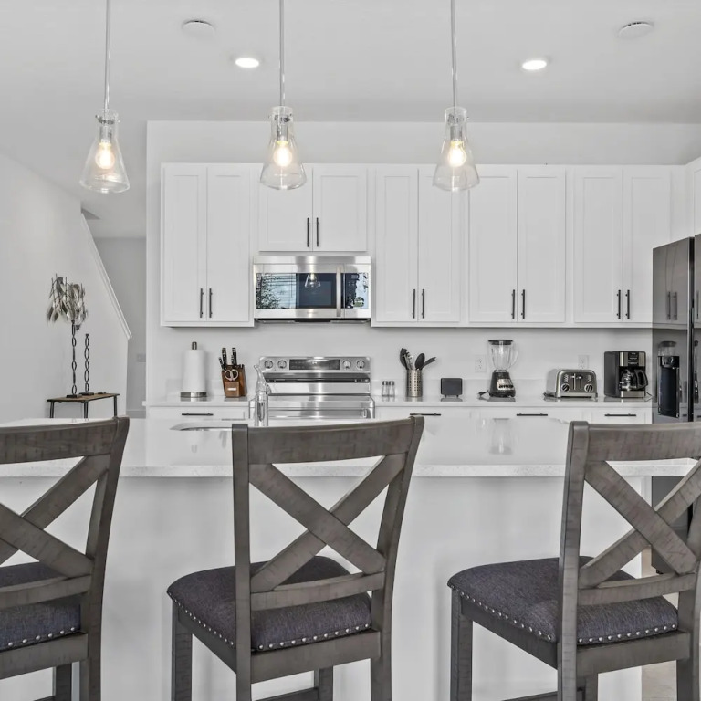 3 BR, 2.5 BA Villa Sleeps 8 EVE102