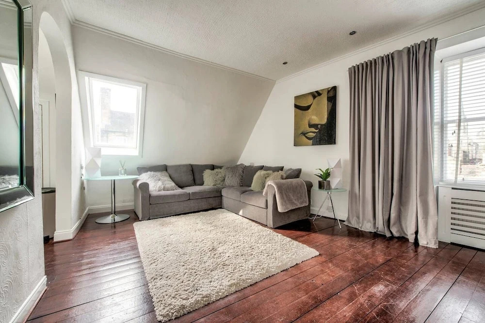 Modern 2BR Home on the Royal Mile!