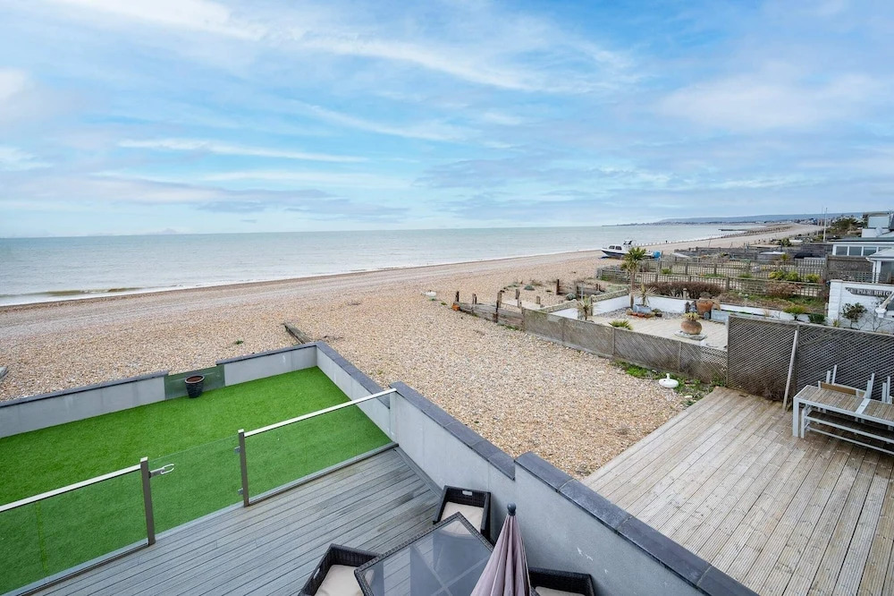 Beach View Breeze Family Holiday Home on the Shore