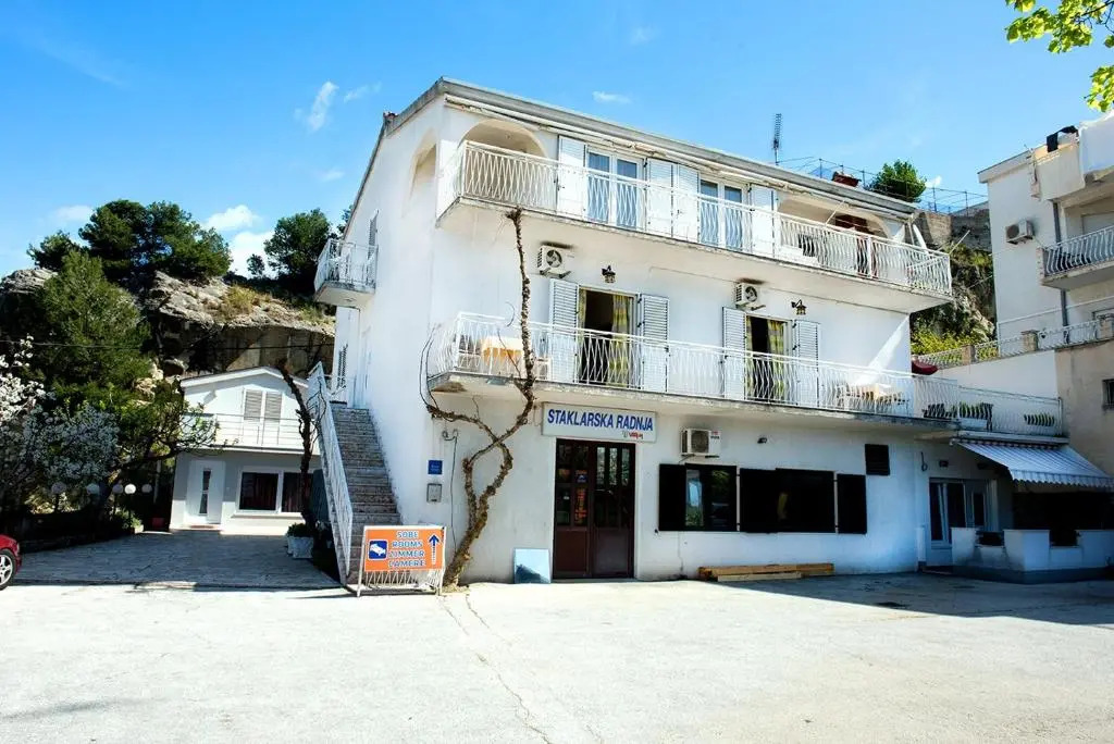 Apartments and Rooms Robi