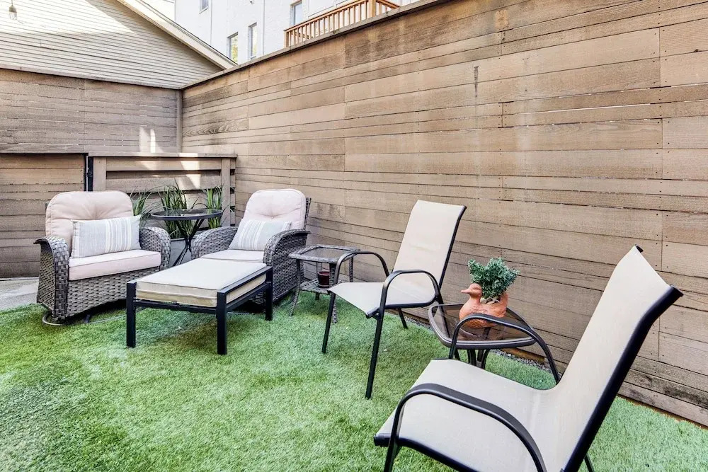Uptown Dallas Group Getaway Near Art, Eats & More