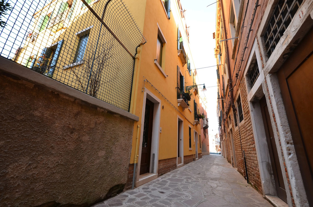 BIENNALE EASY aircond, 2pax wifi,courtyard