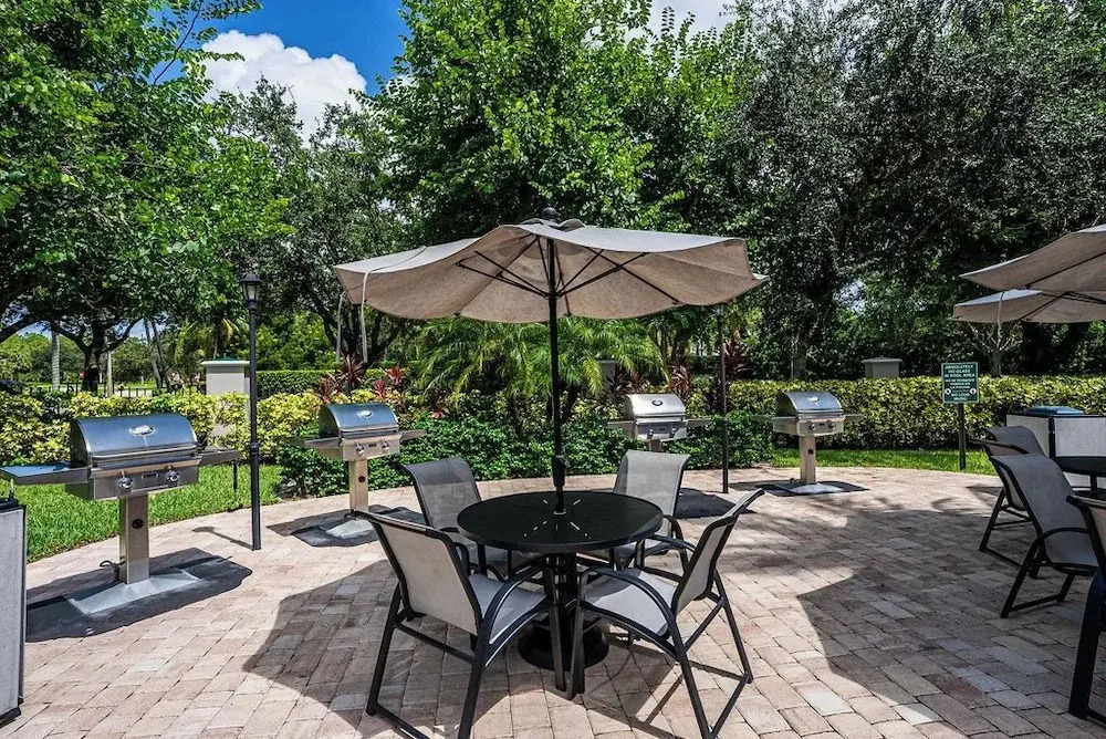 Catina Vacation Rental: Bright 2-BR Condo with Lake Views. Located in Lely Resort with Pool, Hot Tub, and Golf Access. Ideal for Golfers and Beachgoers, Minutes from Naples and Marco Island