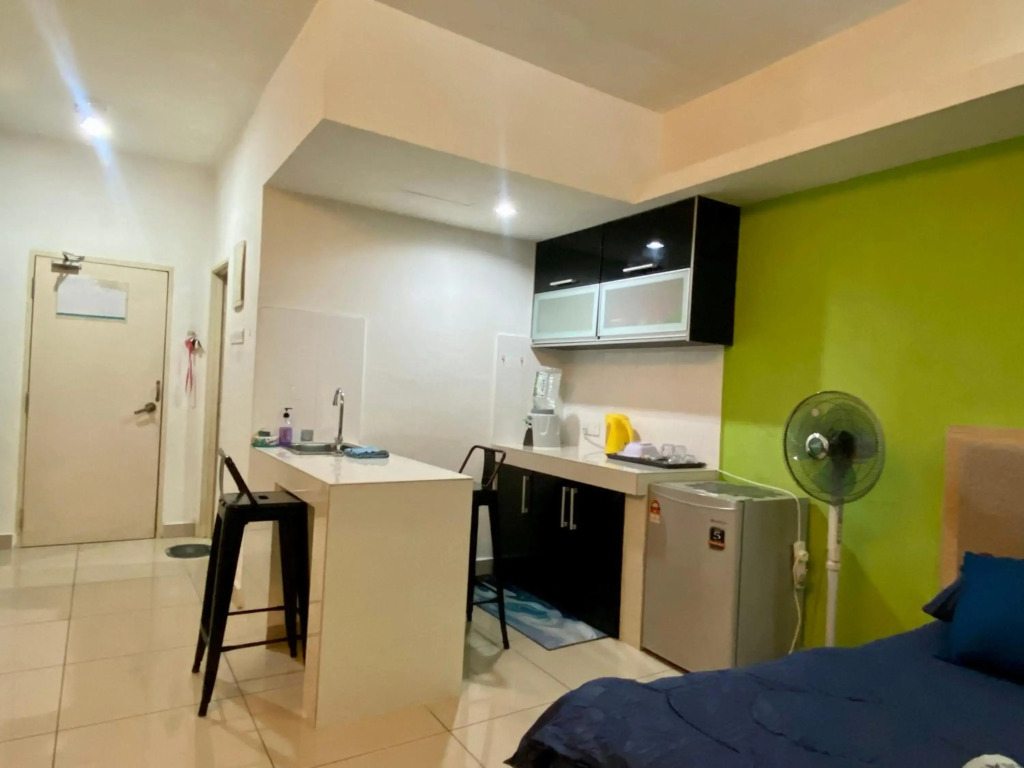 Private Studio Viana Court Service Apartment 2 with private parking