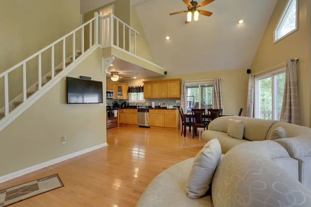 Pools, Hot Tub & More: Bushkill Mountain Getaway