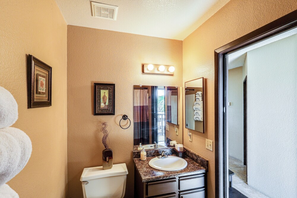 London Bridge Views: Havasu Condo on Golf Course