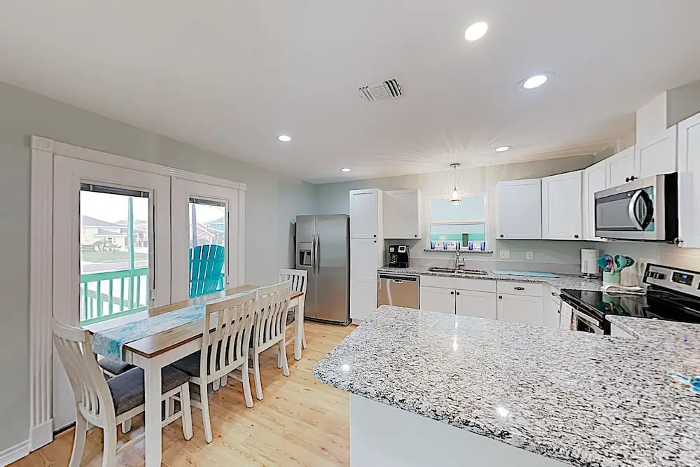 Brand-new Getaway W/ Screened Porch - Walk To Bay! 2 Bedroom Home