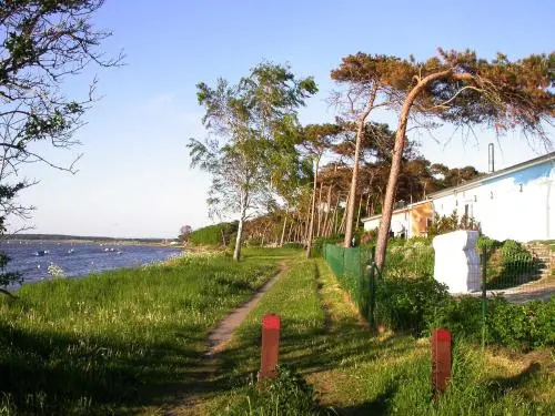 Roter Bungalow am Strand _50m_ _ O