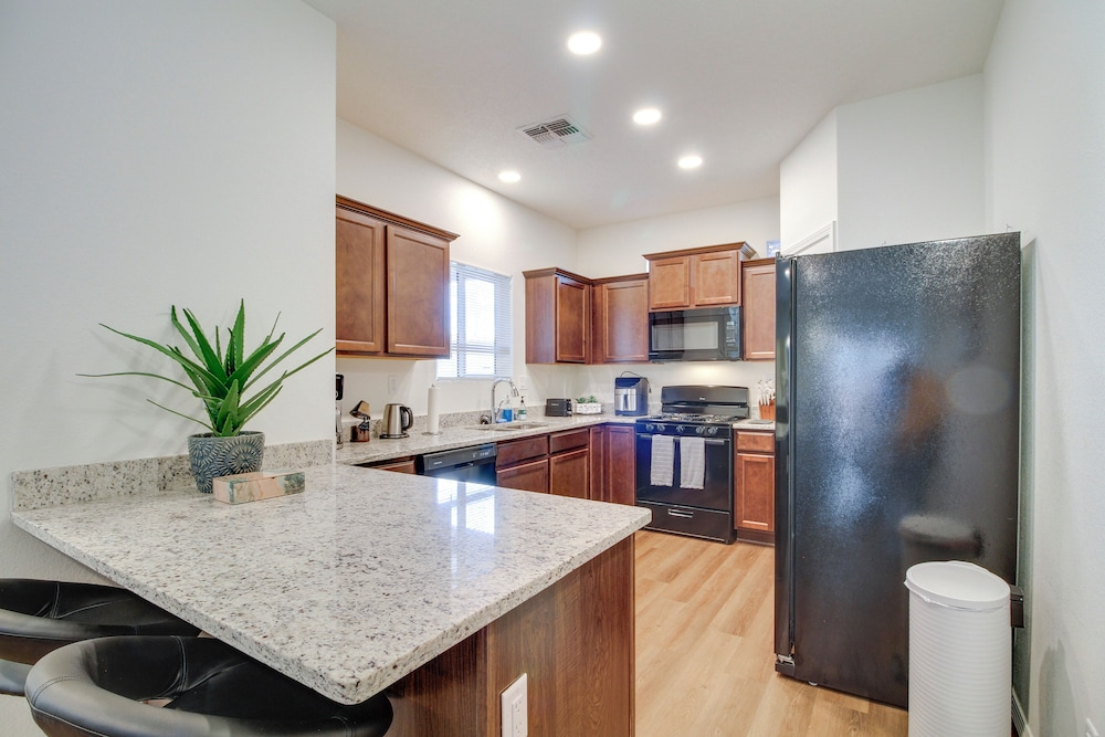 3 Mi to Old Town: Albuquerque Townhome w/ Yard!