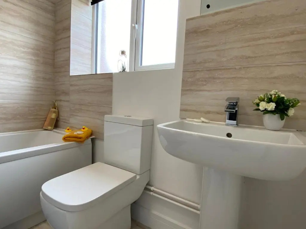 Private Spacious 2 Bedroom, 2 Bathroom & 2 Parking by Srk Accommodation