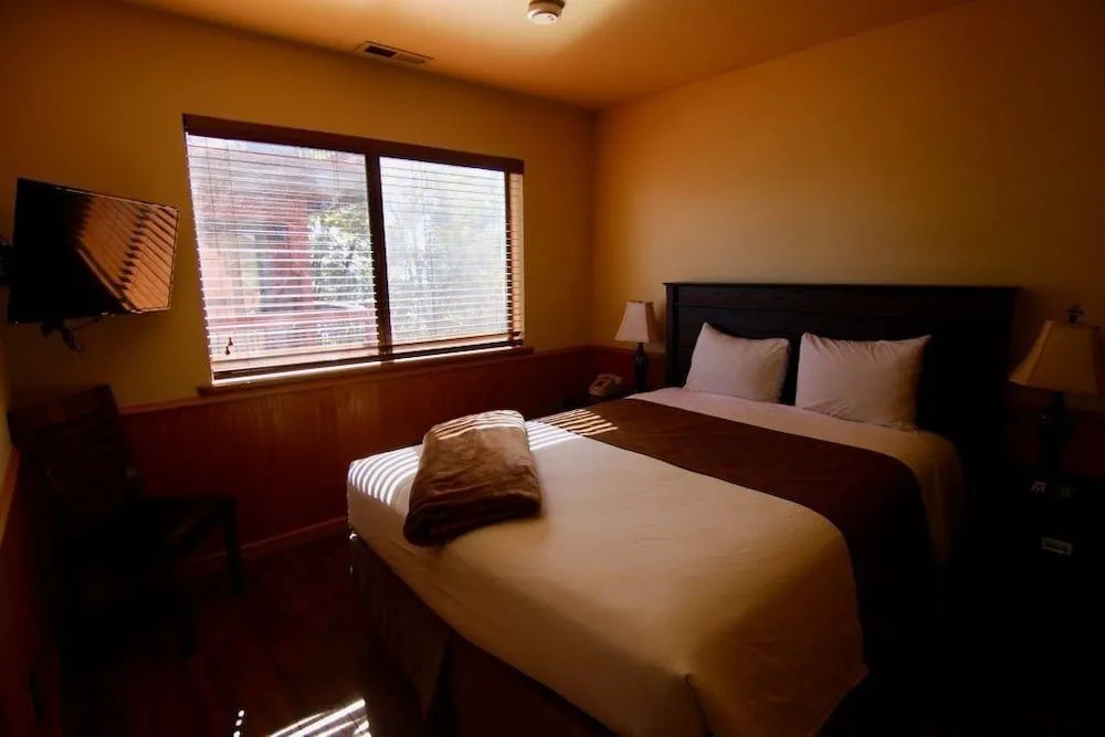 Tahoe Edgelake Beach Club by Coolvacay