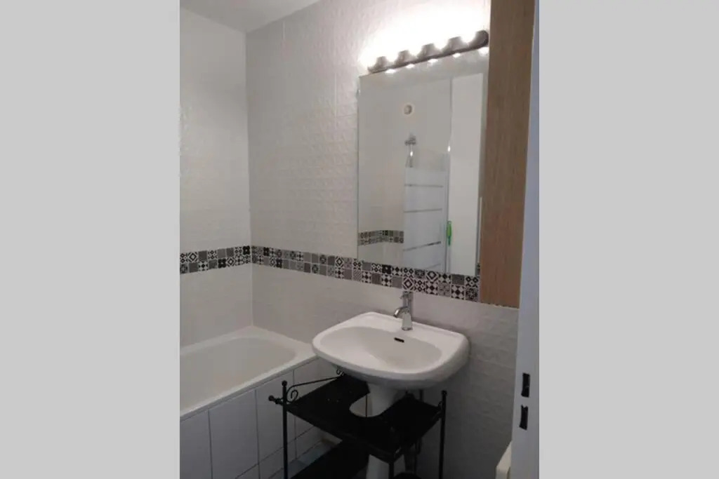 4 Min Walk To Metro, 60m², Renovated, la Defense
