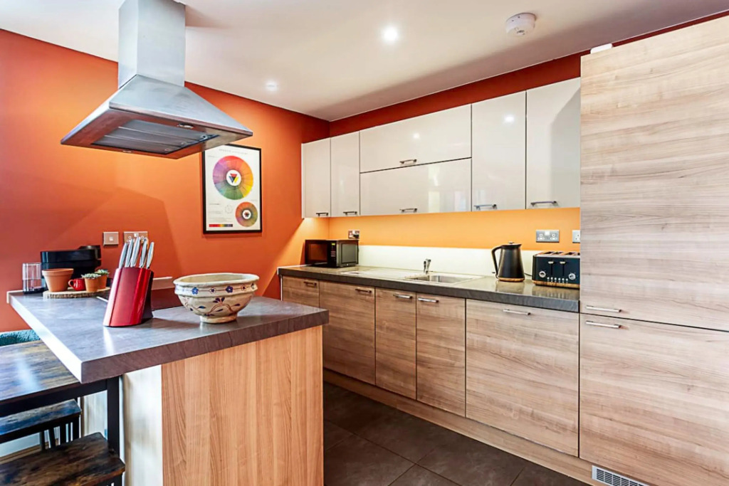 NEH - Vibrant and Modern Apartment With Canal View