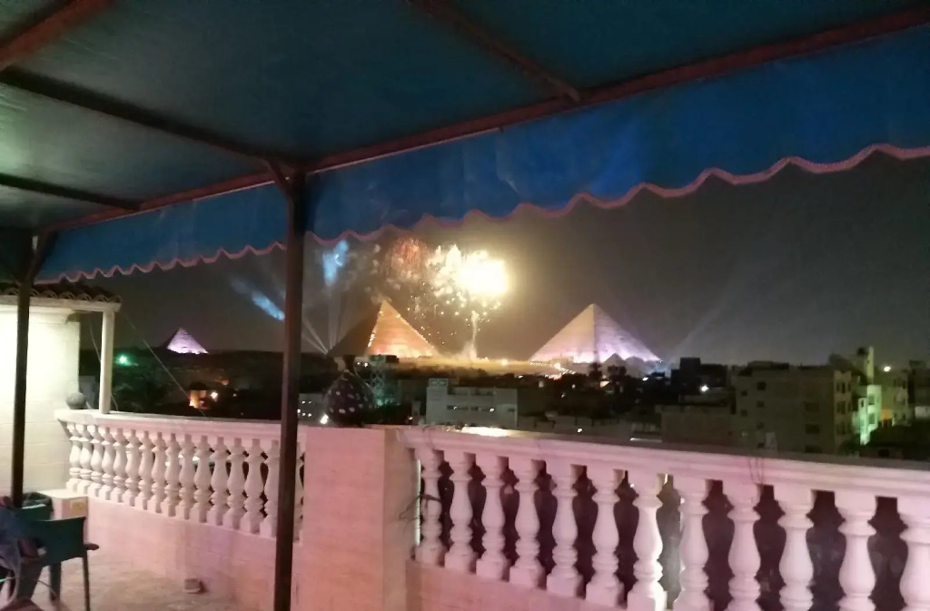 pyramids zh Noya inn