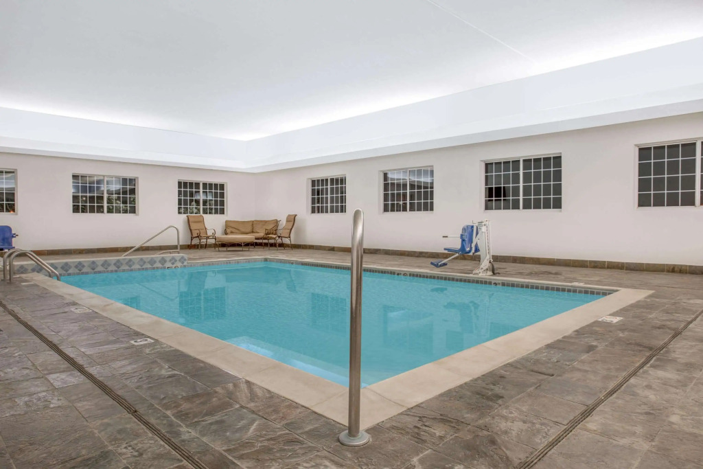 Super 8 by Wyndham Cedar Falls