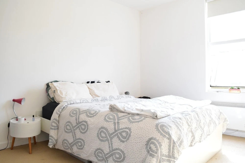 Spacious Apartment In East London With Balcony