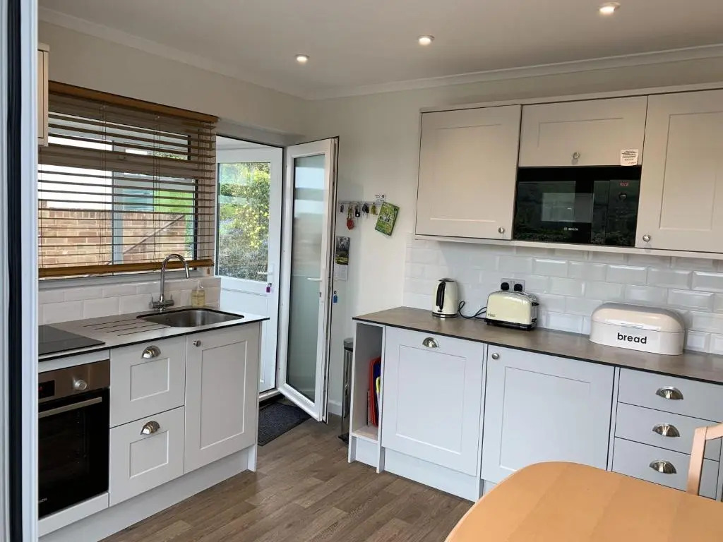15 Churchfields - Bungalow with Estuary Views and Parking