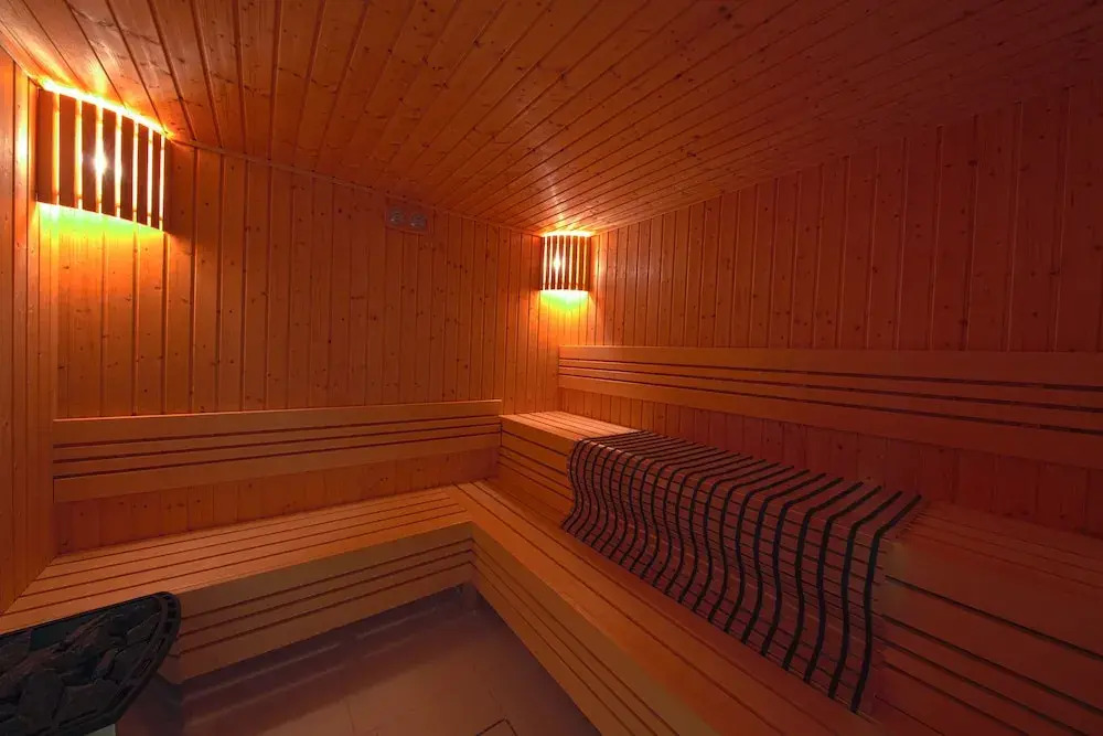 Redwaves Hotel