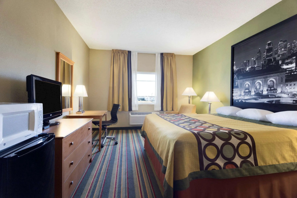 Super 8 by Wyndham Lees Summit