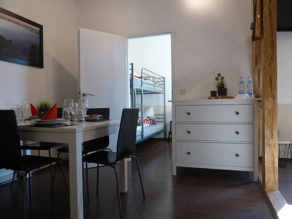 Ferienwohnung Friedrich Schiller, 2 Schlafzimmer, Balkon,kostenloses WiFi, nähe Zentrum