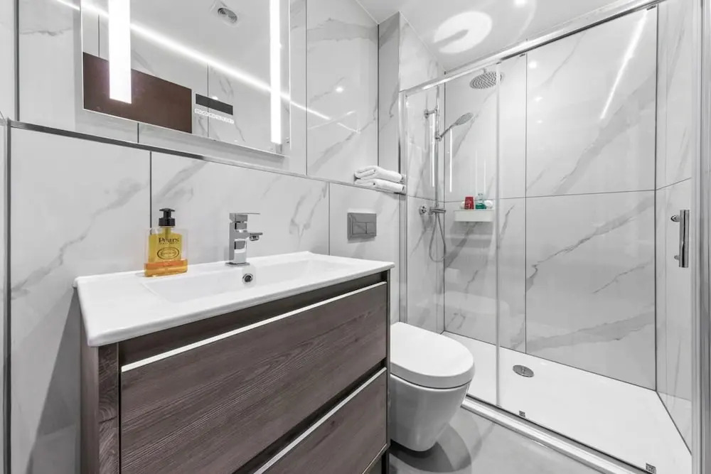 Serviced Modern Luxury Flat Near Central London