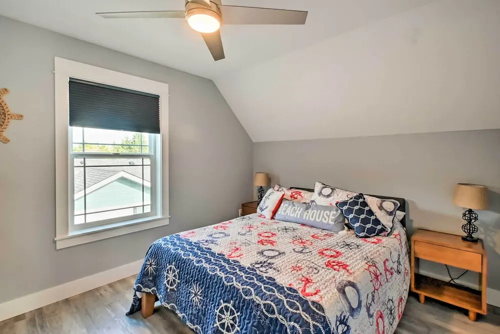Ocean Shores Getaway w/ Fireplace & Hot Tub!