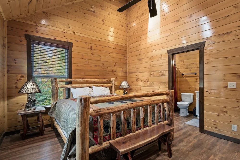Luxe Mountain-view W/ Hot Tub 2 Bedroom Cabin