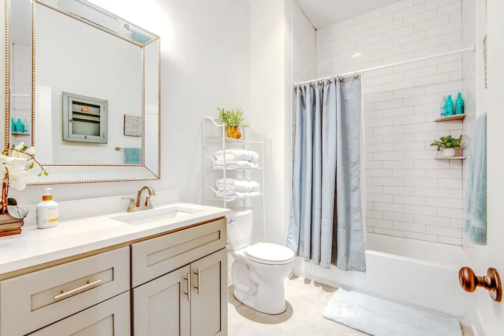 Nashville Bungalow w/ HOT TUB 10 min From Downtown!
