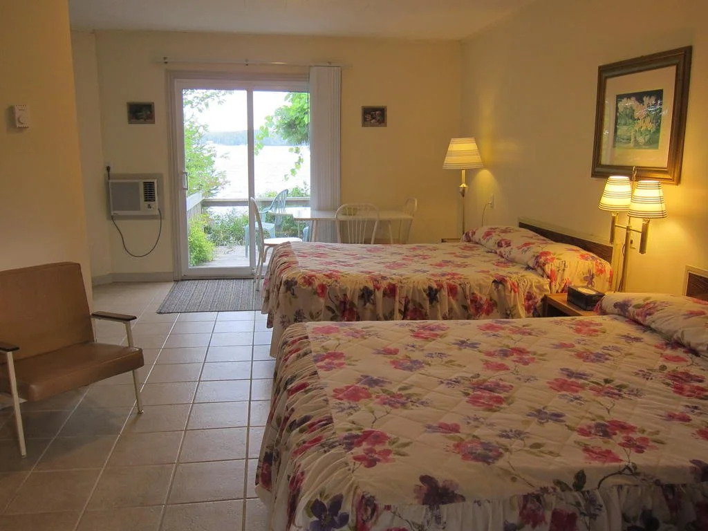 Baybreeze Motel & Cottages