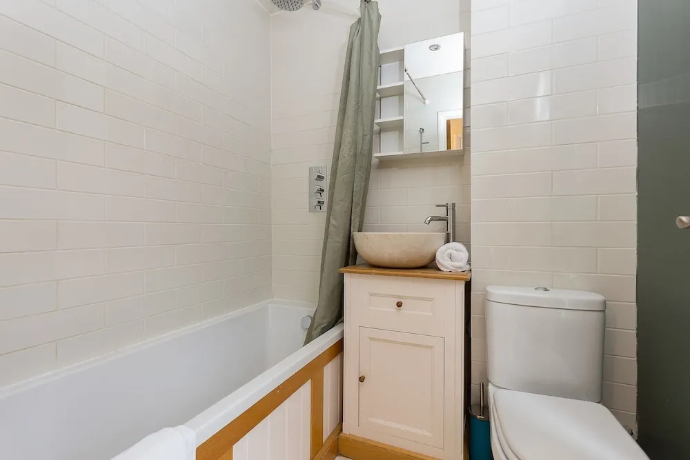 2 Bedroom House Near Wapping Station