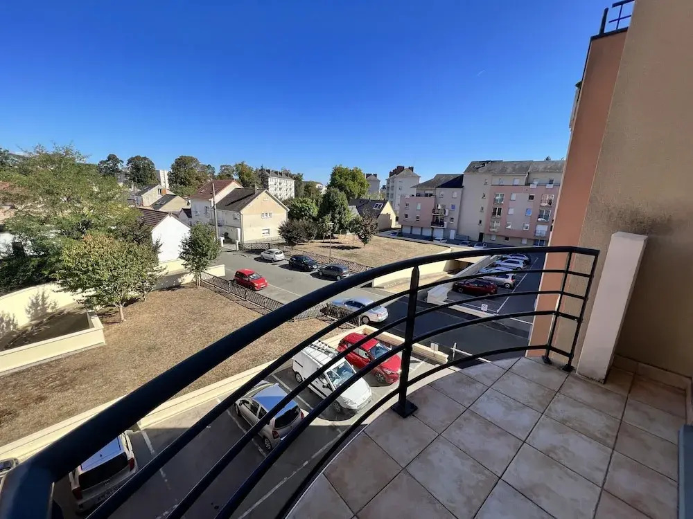 Bright City Escape With Parking
