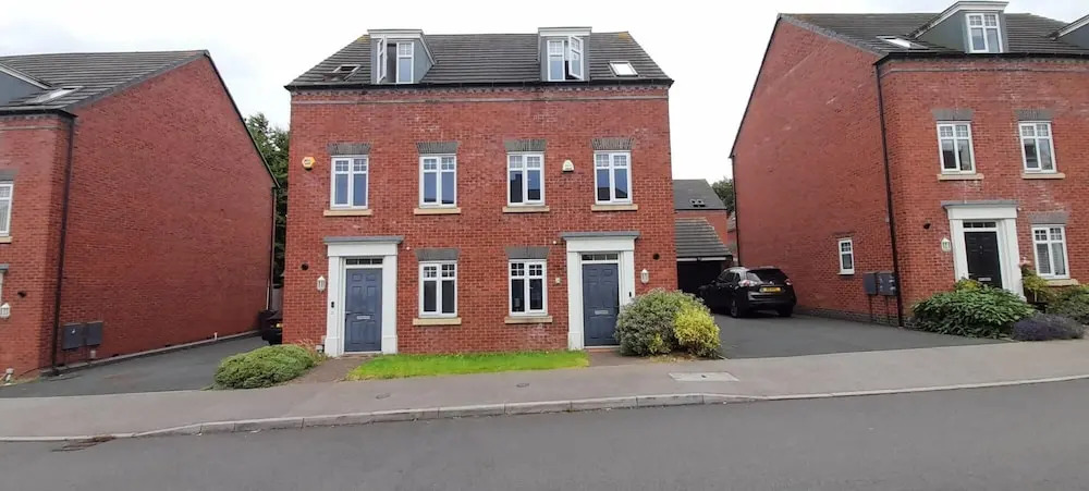 Modern 4 Bed House Sleeps 8 - Free Parking