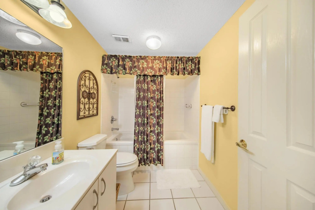 Beachfront condo with wraparound balcony & pools