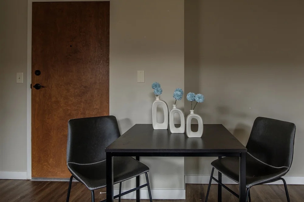 2 BR Weston Apt by Frontdesk