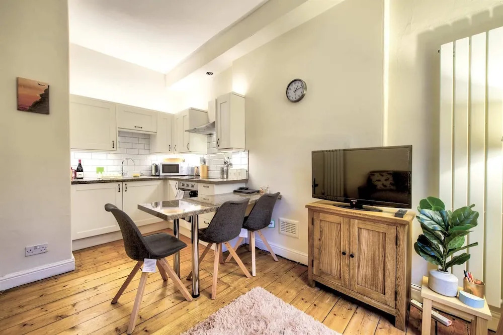 Lovely 2bdr Apartment in West End for 4 Guests!