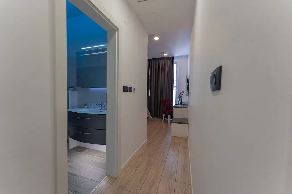 Sky & Sun Luxury Rooms with private parking in the garage