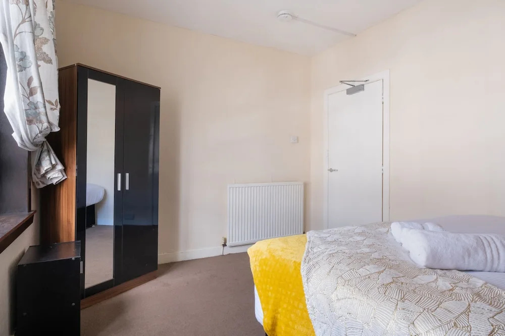 Novelty Suites Froghall Avenue