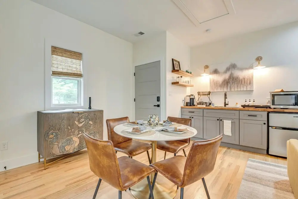 Couples Getaway Near Dtwn ATL & Mercedes-benz!