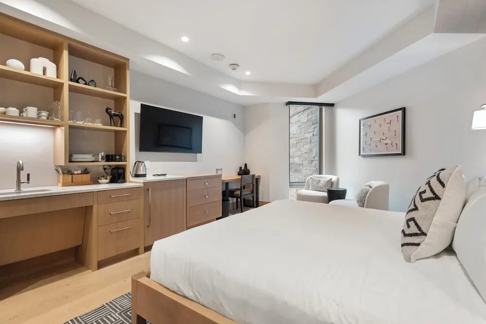 Snowmass Lux Getaway by Snowmass Vacations