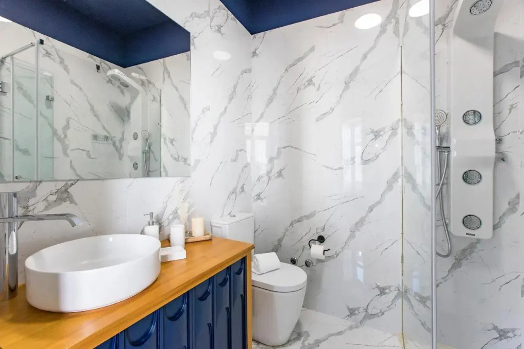 Artistic 2BR Flat Downtown w/ AC by LovelyStay