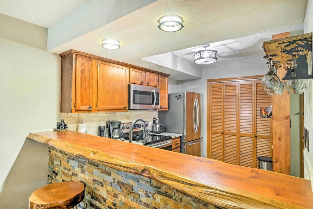 Chalet Village Upper Alpine Condo w/ Pool Access