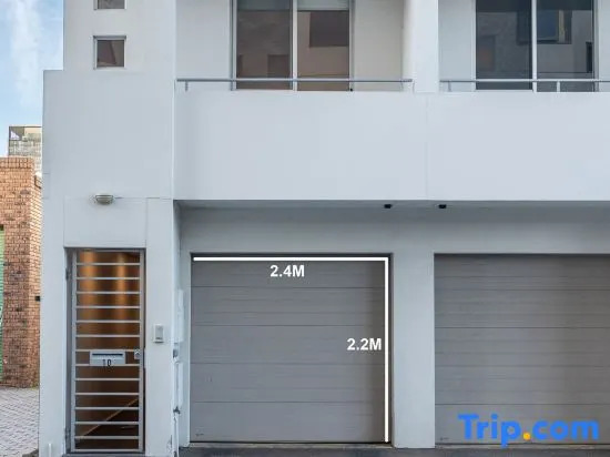 CBD• King Suite •Garage• BBQ •Pets•Walk Everywhere
