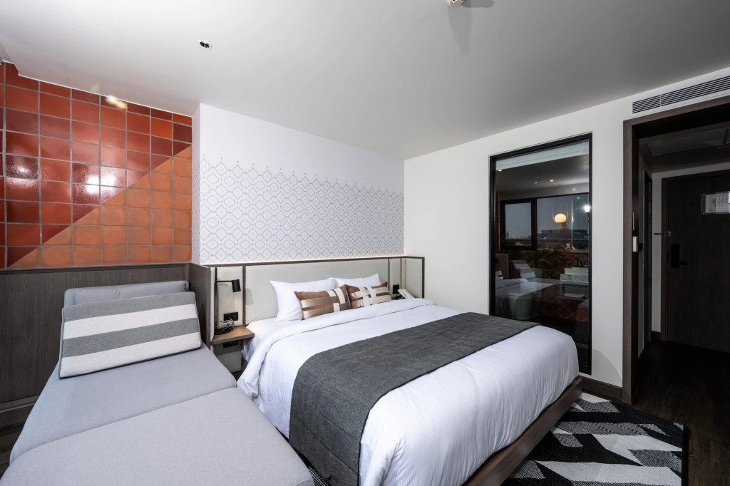 WE HOTEL RIVERFRONT