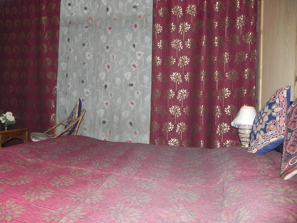 Shabrose Heritage Houseboats